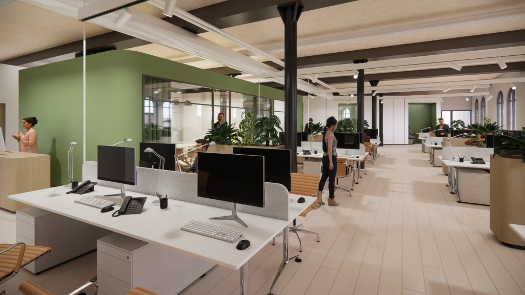 Modernes Großraumbüro mit Arbeitsplätzen, Computern, grünen Akzentwänden und Glasräumen für Meetings, mehrere Personen arbeiten und unterhalten sich.